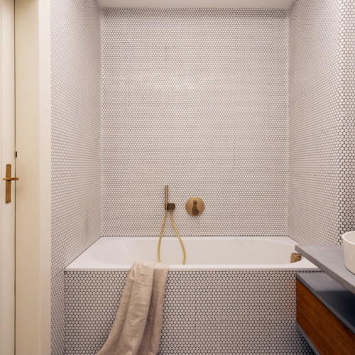 Bílá mozaika kolečka v koupelně